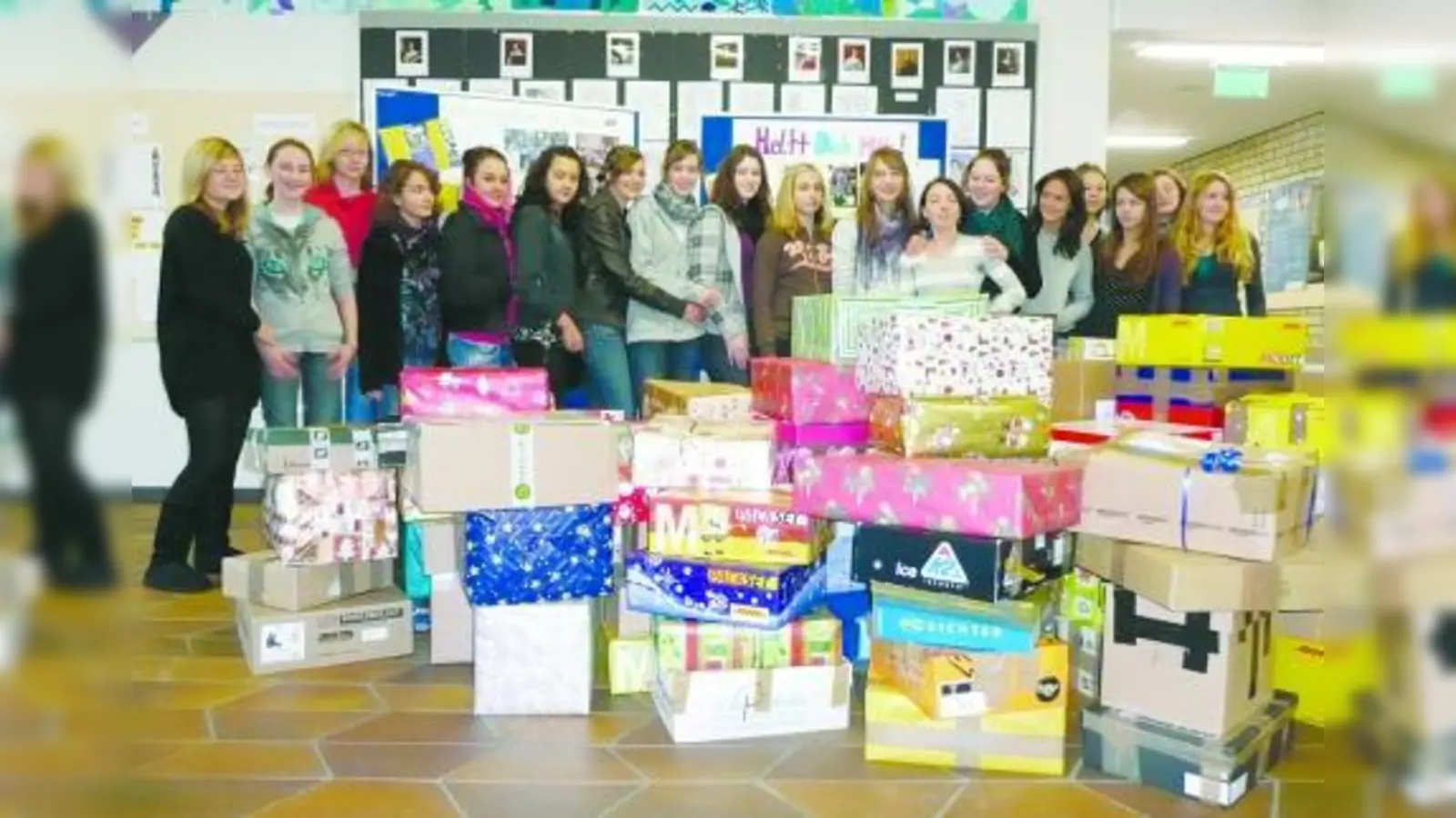 Die Schülerinnen des Städtischen Bertolt-Brecht-Gymnasiums haben 173 Lebensmittelpäckchen gepackt, die das Rote Kreuz nach Kiew bringt. (Foto: pi)