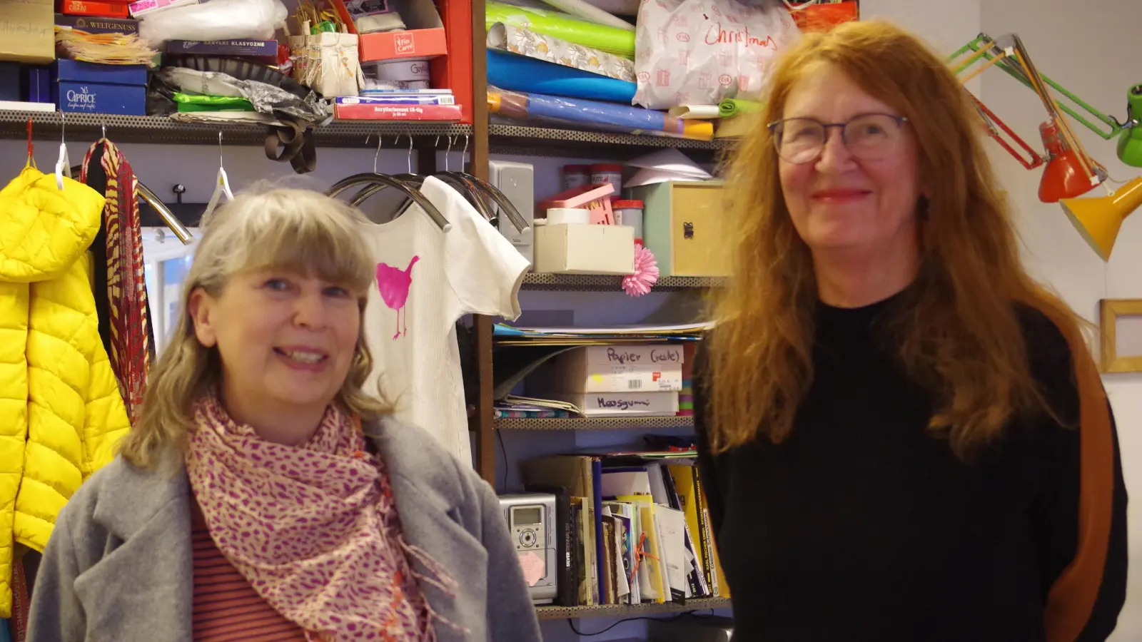 Die Künstlerinnen Natalie Squire (links im Bild) und Brigitte C. Reichl gehören zum Organisationsteam des „Open Westend“ Die offenen Ateliertage finden vom 4. bis 6. April statt. (Foto: kö)