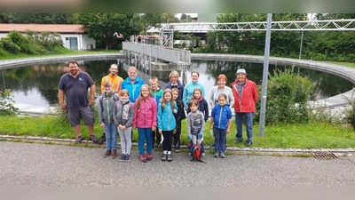Herr Feigl und Herr Meissner (links hintere Reihe) mit der Besuchergruppe aus Wielenbach. (Foto: Nbh)