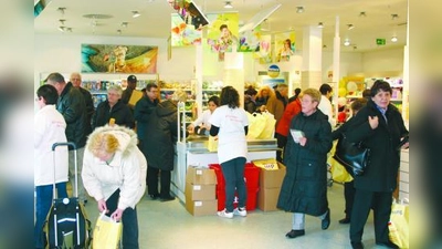 Das dm-Team half den Kunden beim Einpacken und steckte gleich noch einige Überraschungen in die Tüte. (Foto: ls)