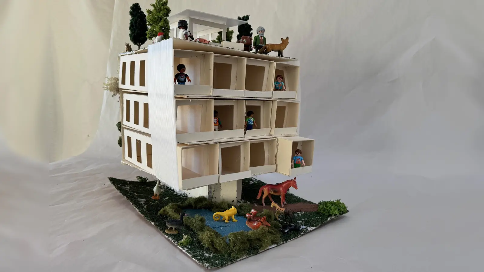 In der Ausstellung „Meine Welt – Übermorgen” beschäftigen sich junge Künstler mit der Zukunft. (Foto: Roman Wörndl)