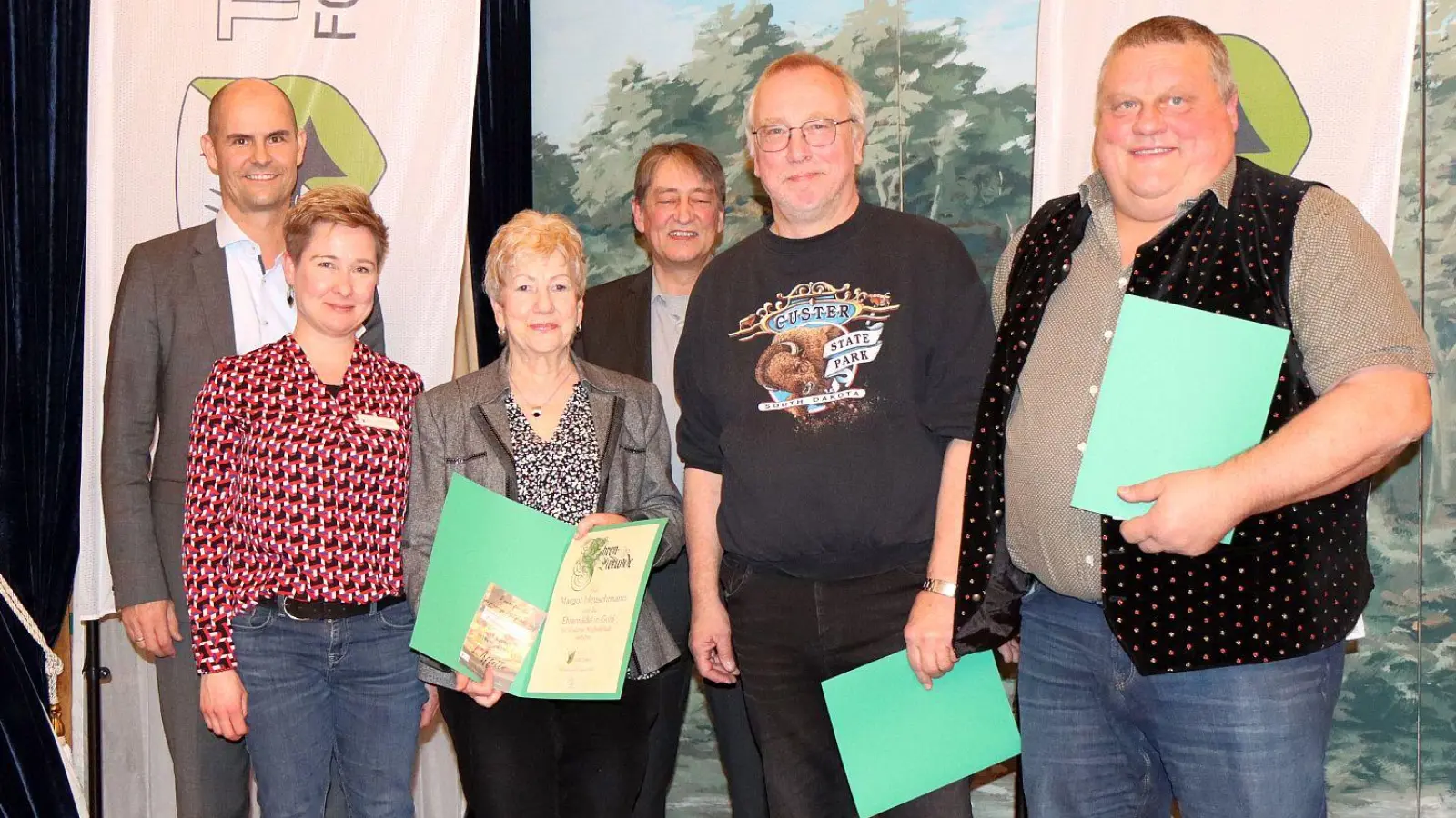 Der TSV Forstenried zeichnete einige Mitglieder für ihre langjährige Treue aus (von links): Dirk Schubert (Vize-Präsident Öffentlichkeitsarbeit), Julia Breun (Referentin Senioren), Margit Heuschmann (50 Jahre Mitgliedschaft), Peter Sopp (Präsident), Karl-Heinz Schlerf und Manfred Nerlinger (beide 50 Jahre Mitgliedschaft). (Foto: TSV Forstenried)
