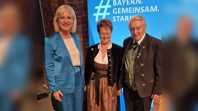 Freude bei der Ehrung (v.l.): Ulrike Scharf (Staatsministerin für Familie, Arbeit und Soziales) mit Karin Wolf und deren Ehemann. (Foto: Gemeinde Krailling)