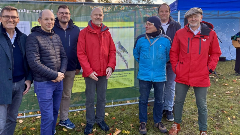 Eröffnung der Bauzaunbanner-Ausstellung in Freiham mit Andreas Hermann vom Baureferat, Nikolaus Gradl und Sebastian Kriesel, Stadtteilmanager Reinhold Petrich, Boris Schwartz vom Umweltreferat, Daniel Genée von der mgs sowie Marco Hölzel vom Planungsreferat (v.l.). (Foto: Ulrike Seiffert)