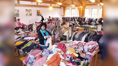 Nicht nur Kleidung, sondern auch Spielsachen, Bücher und vieles mehr wird auf dem Basar angeboten.	 (Foto: VA)