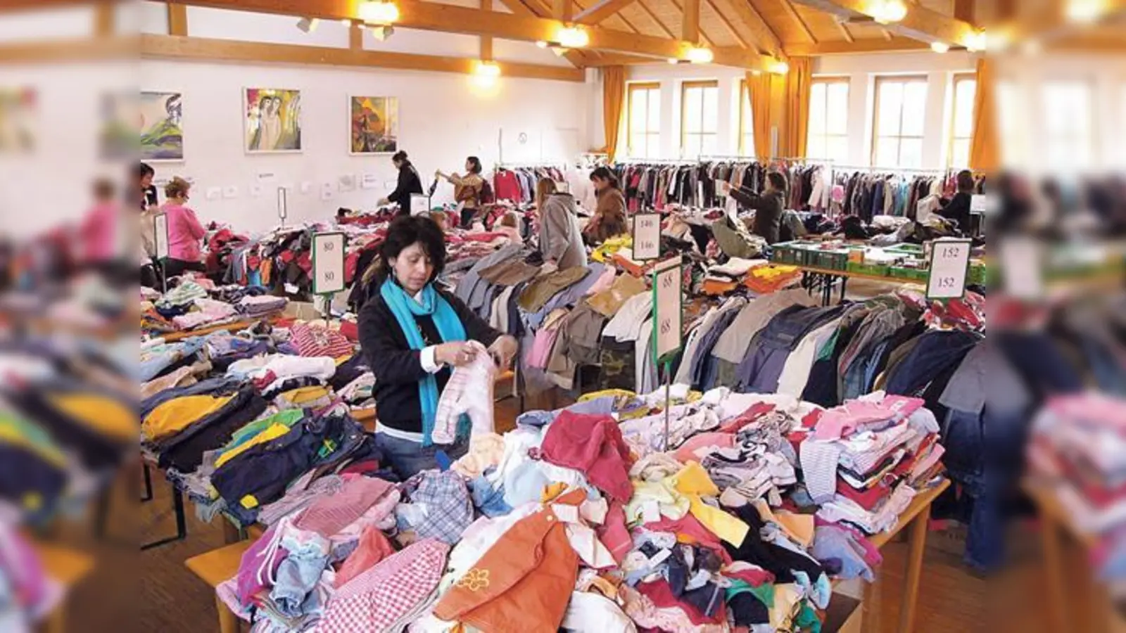 Nicht nur Kleidung, sondern auch Spielsachen, Bücher und vieles mehr wird auf dem Basar angeboten.	 (Foto: VA)