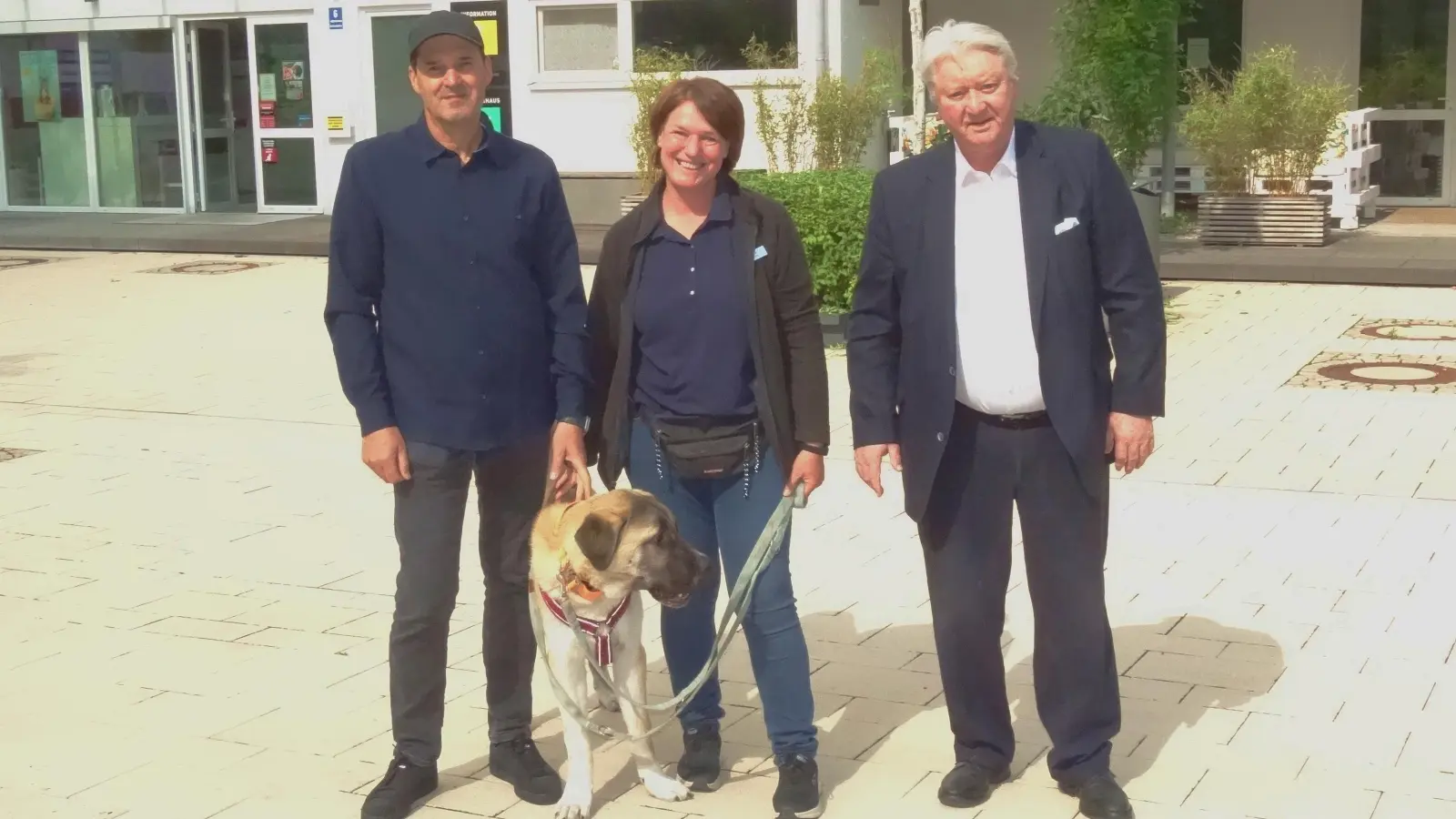 Präsentierten die aktuellen Zahlen des Tierheims (v.l.): Claus Reichinger (stell. Vorsitzender Tierschutzverein München e.V.), Dr. Eva-Maria Natzer (Tierheimleiterin) sowie Kurt Perlinger (1. Vorsitzender Tierschutzverein München e.V.) mit Hund Panda.  (Foto: tab)