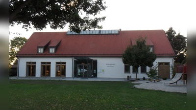 Moderne Infrastruktur: Ein Bürgerhaus mit Bücherei, Saal und anderen Einrichtungen wie in Oberding kann sich nicht jede Gemeinde leisten. (Foto: kw)