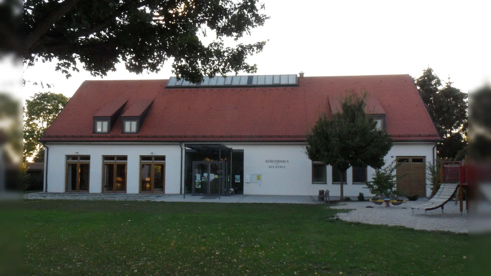 Moderne Infrastruktur: Ein Bürgerhaus mit Bücherei, Saal und anderen Einrichtungen wie in Oberding kann sich nicht jede Gemeinde leisten. (Foto: kw)