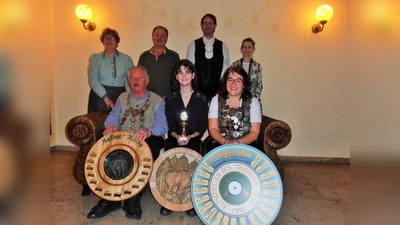 Kürzlich wurden die Könige der Altschützen Traubing ermittelt. Schützenkönigin 2019 wurde Karin Günther, Vizekönigin Isabell Zachmann . Schützenmeister Andreas Lörke wurde „Breznkönig“. Bei den Auflageschützen hatte erneut Wolfgang Lörke das ruhigste Händchen. Er wurde Auflagekönig vor seiner Frau Christl Lörke und Franz Ferstl. Jugendkönigin wurde Antonia Wild vor ihrer Schwester Johanna Wild. Die Sieger des Traubinger Königsschießen: Wolfgang Lörke (von links sitzend )Antonia Wild, Karin Günther, Christl Lörke (von links stehend), Franz Ferstl, Andreas Lörke, und Johanna Wild. (Foto: Altschützen Traubing)