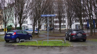 Statt als Aufenthaltsort wird der Therese-Danner-Platz derzeit v.a. für regelwidriges Parken genutzt. (Foto: Beatrix Köber)
