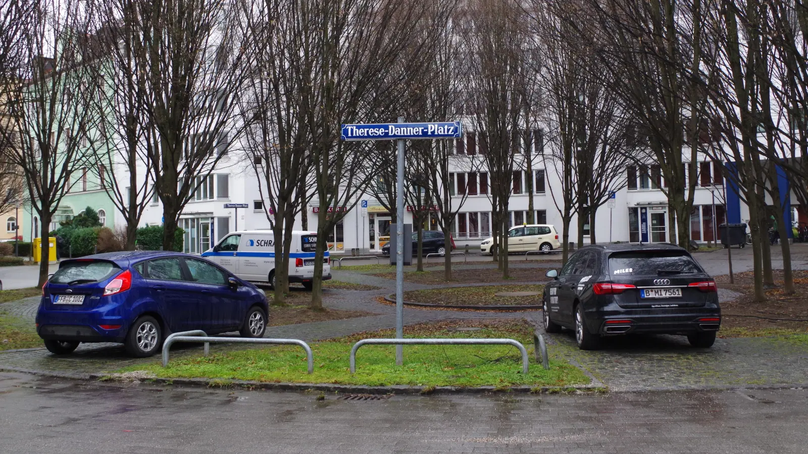 Statt als Aufenthaltsort wird der Therese-Danner-Platz derzeit v.a. für regelwidriges Parken genutzt. (Foto: Beatrix Köber)