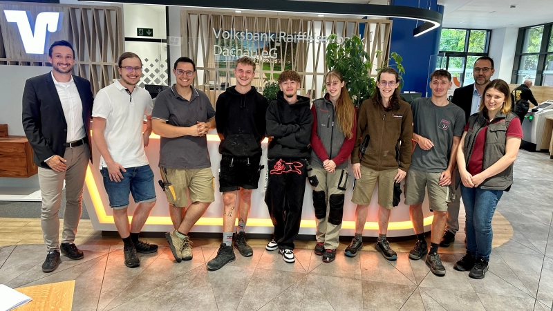 Andreas Hohler, Leiter Vertrieb und Marketing in der VR Bank Dachau, Marc Lendrodt, Martin Huber, Simon Koefer, Tim Radowsky, Katharina Hötl, Elias Winkler, Quirin Groß, Bankvorstand Ulrich Zeiler und Obermeisterin Anna Huber (v. l.). (Foto: VR Bank Dachau)
