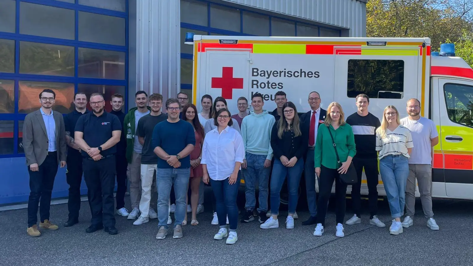 Freuten sich (von links): BRK-Kreisgeschäftsführer Dennis Behrendt, Wachleiter Tobias Weber (Gröbenried), Daniel Ernst (Markt Indersdorf) und Bernhard Seidenath (5. von rechts) mit den Auszubildenden. (Foto: BRK)