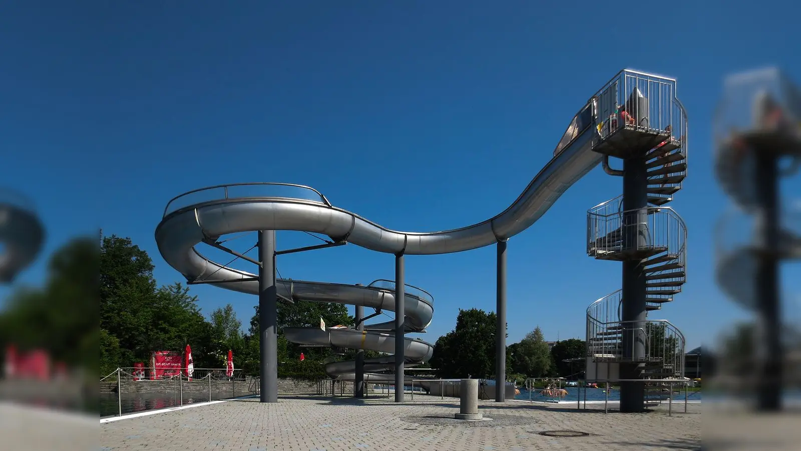 Große Gaudi bietet die Wasserrutsche im Westbad. (Foto: Mummelgrummel, CC BY-SA 3.0)