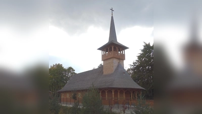 Prädikat sehenswert: die rumänisch-orthodoxe Holzkirche im Fasangarten und die Villa Lindenhof in Bogenhausen. (Foto: Bodo Kubrak, CC BY-SA 4.0)