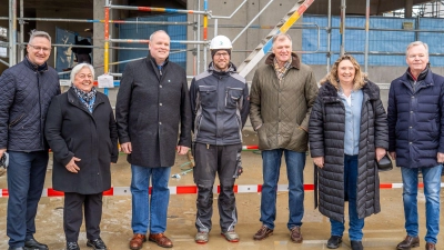 Feierten gemeinsam das Richtfest für den neuen Schulcampus: Stefan Kern (BGM Brunnthal), Barbara Bogner (BGM Sauerlach), Landrat Christoph Göbel, Zimmerer Manuel Moser, Stefan Schelle (BGM Oberhaching), MdL Kerstin Schreyer und Jan Neusiedl (BGM Grünwald).  (Foto: red)