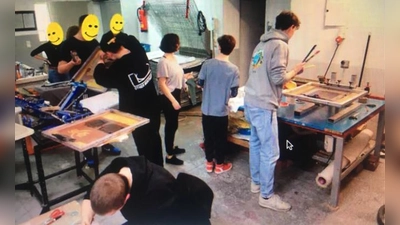 Die Geschichte der Färberei wird an den Wänden in Form von Kunstwerken, Plakaten, Flyern und sonstigen Archivfundstücken ausgestellt. (Foto: VA)