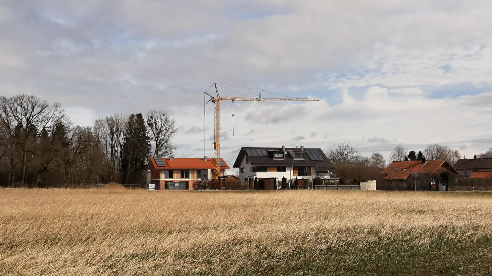 Die Nachfrage nach Wohneigentum ist trotz der Preisanstiege im Landkreis Ebersberg ist ungebrochen. So kosten neue Doppel- und Reihenhäuser im Raum Ebersberg zwischen 580.000 und 1,3 Millionen Euro.  (Foto: Stefan Dohl)