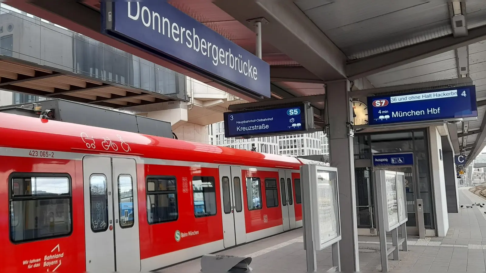 Für den S-Bahnhof Donnersbergerbrücke fordern Bürger immer wieder Verbesserungen, wie etwa die Reparatur des Aufzugs oder eine bessere Beleuchtung der Unterführung. (Foto: kö)
