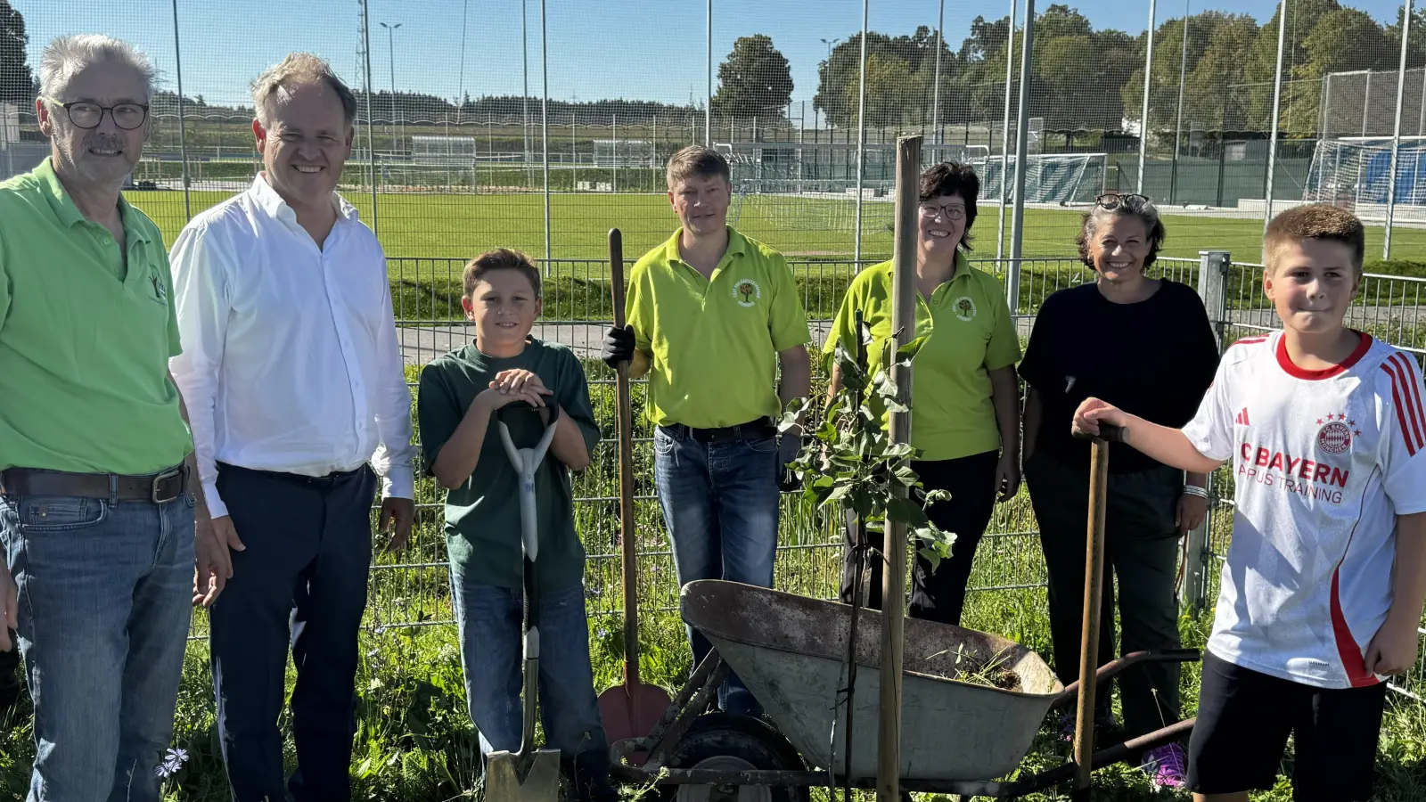 Freuten sich über die Pflanzaktion (v.l.): Werner Gruber (Kreisvorsitzender des Vereins für Gartenbau und Landpflege), Peter Sander (Schulleiter Gymnasium Röhrmoos), Georg Niederschweiberer und Gabi Ries (Obst- und Gartenbauverein Röhrmoos), Christa Dadic (stellvertretende Schulleiterin Gymnasium Röhrmoos) mit Schülern der 5. Klassen (Foto: Obst- und Gartenbauverein Röhrmoos)