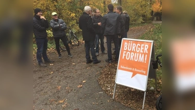Eifrig nutzen die Hohenbrunner die Gelegenheit zur Diskussion mit dem Bürgerforum Hohenbrunn.  (Foto: VA)