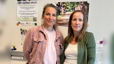 Stellen das Angebot für die Kinderbetreuung vor: Melanie Götz (l.) und Saskia Rümmer vom Tageseltern-Service. (Foto: Sozialdienst Germering)