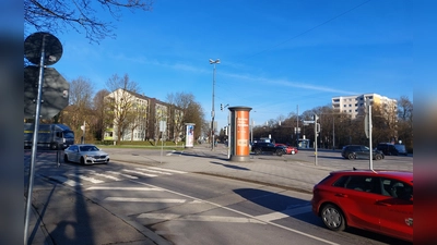 Die Rechtsabbiegespuren, bei denen Autofahrende keine eigene Ampel haben, werden an der Kreuzung Wintrichring/Dachauer Straße demnächst zurückgebaut. (Foto: bas)