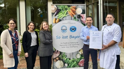 Freuen sich über das neue Siegel (v.l.): Daniela Gehler (Bereichsleiterin Erzeugung und Vermarktung Bayerischer Bauernverband), Annika Nottensteiner (LQB), Simone Ettl (Betriebsleiterin/HdbL), Korbinian Friedmann (Leiter Gastronomie/HdbL) sowie Simon Bolata (Teamleiter Küche/HdbL). (Foto: HdbL)