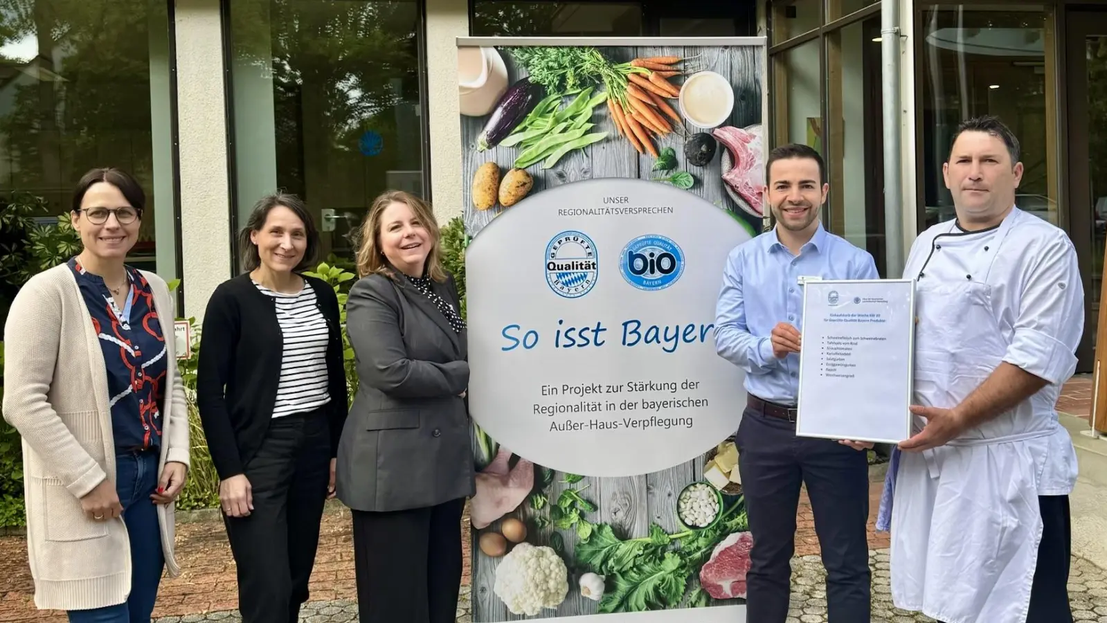 Freuen sich über das neue Siegel (v.l.): Daniela Gehler (Bereichsleiterin Erzeugung und Vermarktung Bayerischer Bauernverband), Annika Nottensteiner (LQB), Simone Ettl (Betriebsleiterin/HdbL), Korbinian Friedmann (Leiter Gastronomie/HdbL) sowie Simon Bolata (Teamleiter Küche/HdbL). (Foto: HdbL)