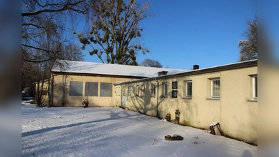 Bereits seit 2007 steht das größte erhaltene Relikt des ehemaligen KZ-Außenlagers Allach, die sogenannte Sanitärbaracke, unter Denkmalschutz. (Foto: sb)