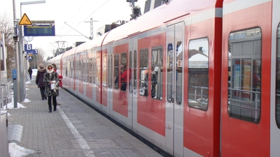 Neben den orangefarbenen S-Bahnzügen wird auch eine petrolfarbene S 5 die Strecke verstärken. (Foto: pst)
