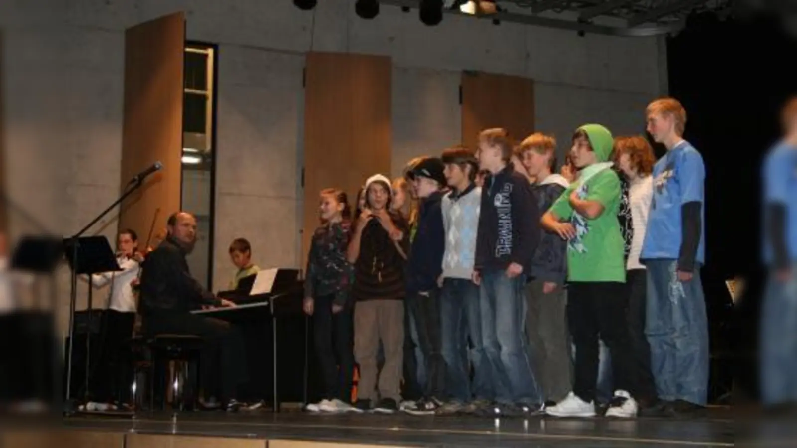 Ein Geburtstagsständchen der besonderen Art: Die Klasse 6b führte ihr selbst getextetes Lied auf und erntete viel Beifall. (Foto: US)