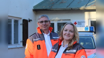 Die neue Bereitschaftsleitung des BRK West 3 – Aubing: <br>Leiterin Ramona Gesche und Stellvertreter Roland Ahl. (Foto: BRK Aubing / Heidi Roider)
