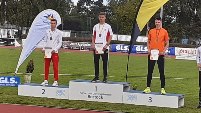 Die Siegerehrung im Dreisprung (von links): Luca Brill (TSV Bayer 04 Leverkusen), Benedikt Maurer (SV Germering) sowie Leon Michelmann (TSV Asendorf). (Foto: Maurer)