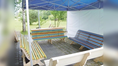 Die farbenfrohen Parkbänke in der Siedlung Nordhaide-Ost laden zum Verweilen ein.  (Foto: VA)