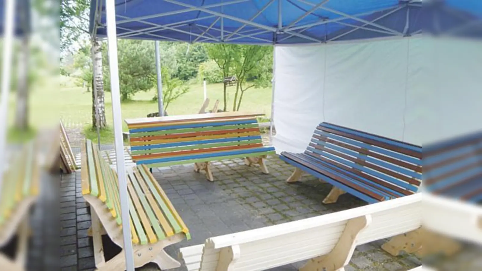 Die farbenfrohen Parkbänke in der Siedlung Nordhaide-Ost laden zum Verweilen ein.  (Foto: VA)