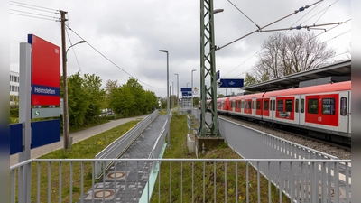 Pünktlich vor dem Start der Landesgartenschau hat sich der frisch modernisierte und barrierefrei ausgebaute Bahnhof Heimstetten für die Fahrgäste herausgeputzt. (Foto: Deutsche Bahn AG/Thomas Kiewning )