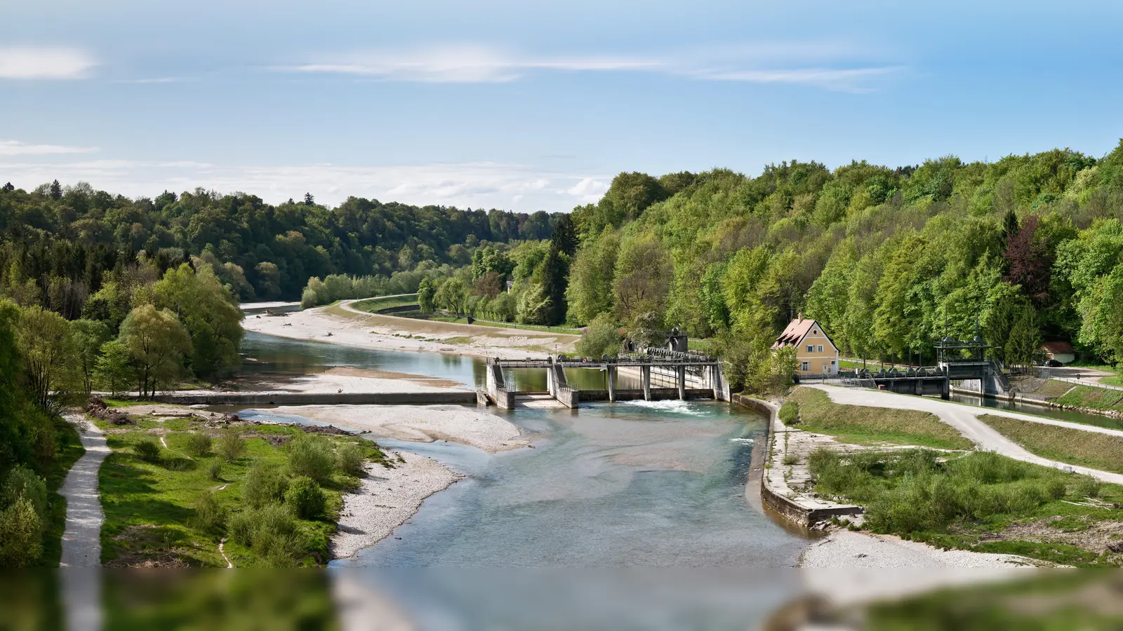 Achtung, Lebensgefahr! Das Befahren der Isar vom Großhesseloher Wehr (Bild) bis zum Flaucher mit kleinen Fahrzeugen ohne eigene Triebkraft hat die Stadt München bis auf Weiteres verboten. (Foto: Richard Bartz, CC BY-SA 3.0)