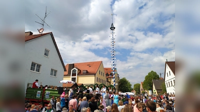In Neufahrn tanzte nach dem Maibaumaufstellen die Neufahrner Landjugend. (Foto: Stefan Dohl)