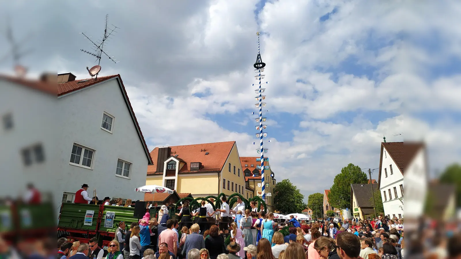 In Neufahrn tanzte nach dem Maibaumaufstellen die Neufahrner Landjugend. (Foto: Stefan Dohl)