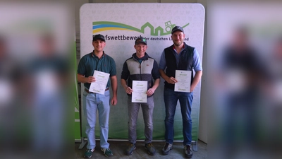 Die drei Erstplatzierten des Nachwuchs-Wettbewerbs: Korbinian Meeß (M.), Tobias Reichl (r.) und Franz Zimmermann (l.). (Foto: Marc Koch)