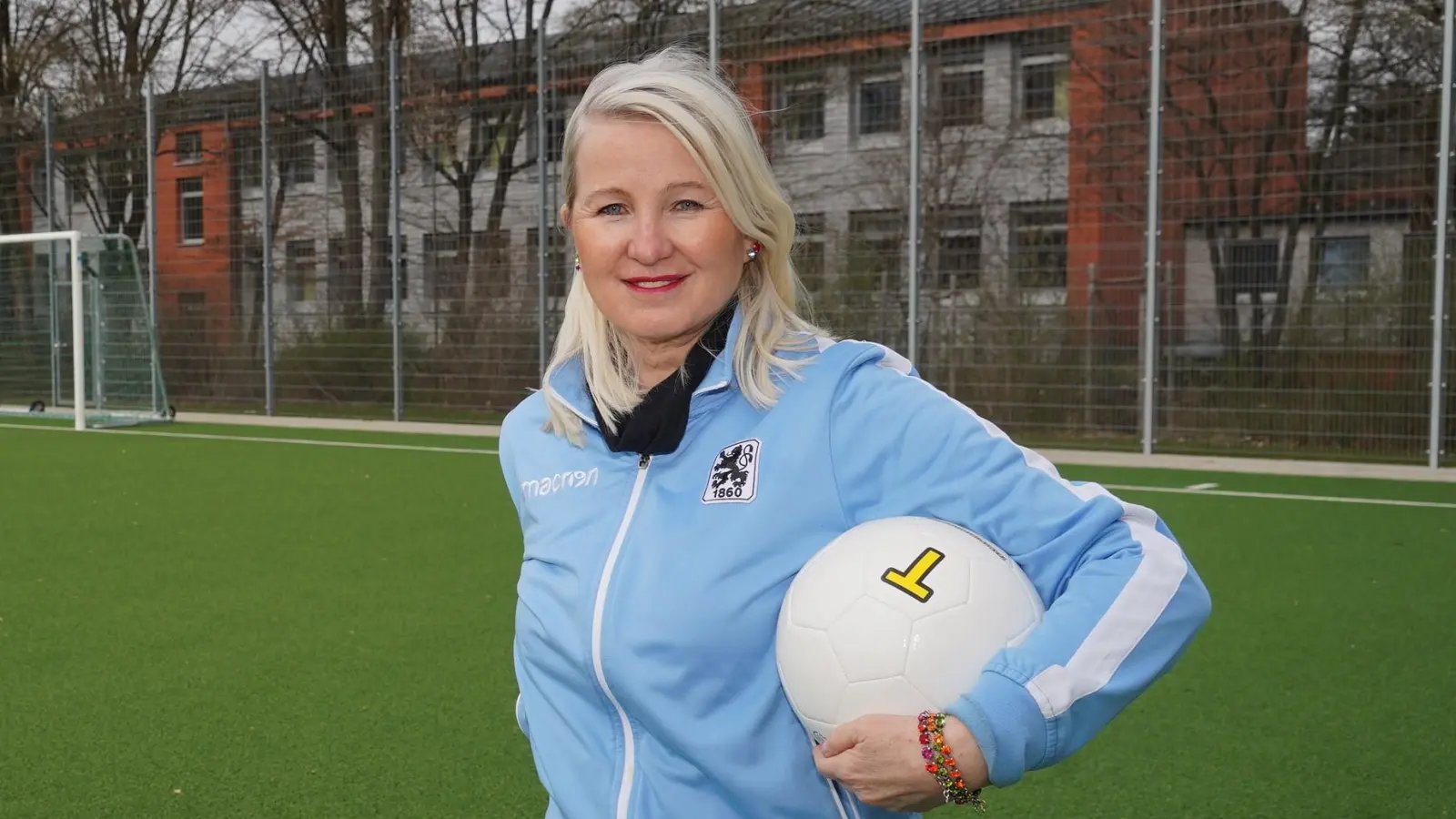 Anna Seliger ist Bildungsexpertin, Kulturmanagerin sowie Initiatorin und Projektmanagerin von „Mädchen an den Ball”.  (Foto: Biku e.V.)