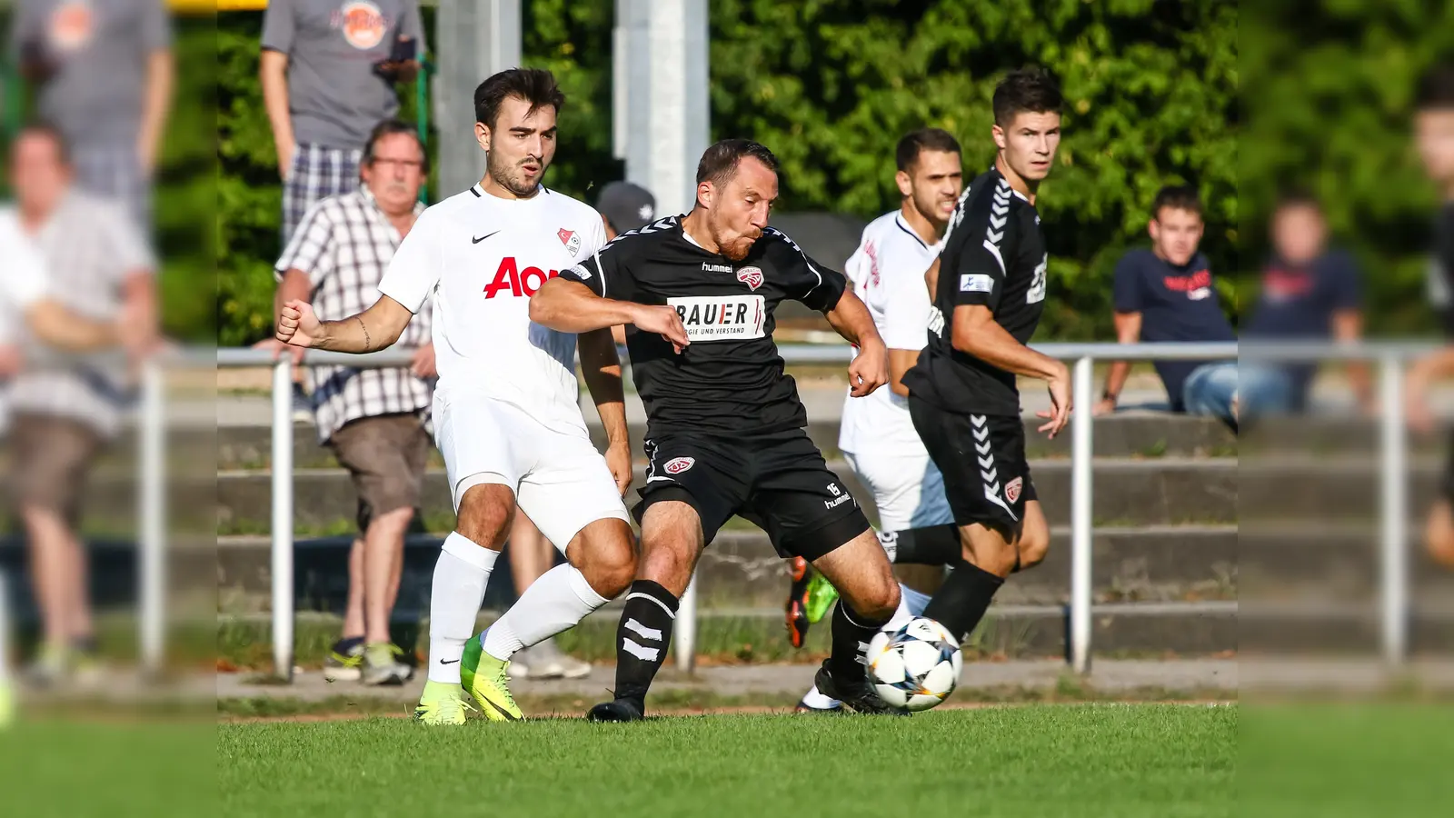 Türkgücü-Ataspor München (weiß) und der TSV Buchbach duellierten sich im August 2018 im Toto-Pokal - und demnächst in der Regionalliga Bayern. (Foto: Christian Riedel)