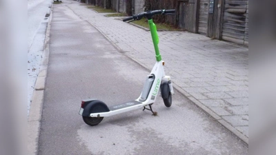 Den Radweg gleich mal quer blockiert: am 15. Januar, 8.20 Uhr in der Von-Kahr-Straße. (Foto: Roß)