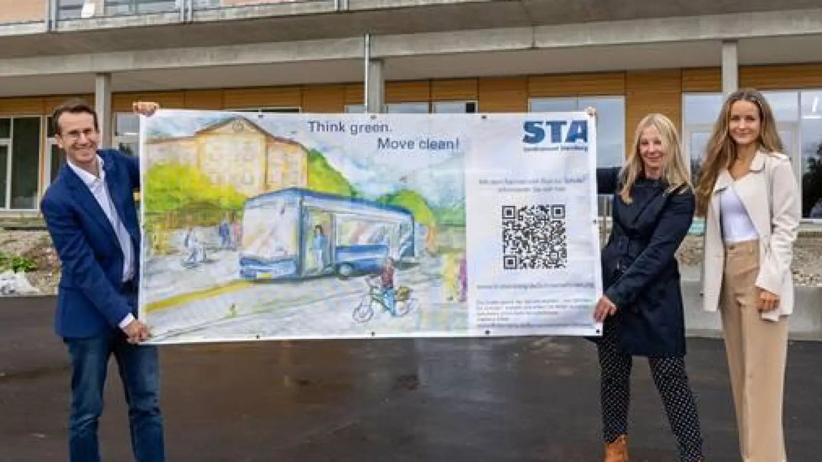 Präsentierten das neue Schulwegbanner (v.l.): Landrat Stefan Frey, Eva Weingandt (Schulleiterin Gymnasium Herrsching) und Marie Makowka (Marketing Mobilitätsprojekte). (Foto: Landratsamt Starnberg)