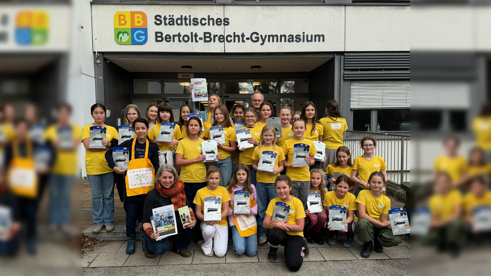Rudolf Heunisch, Sprecher des VCD-Kreisverbands München, zeichnete die klimabewussten Schülerinnen aus. (Foto: Daniela Kochta, Bertold-Brecht-Gymnasium)