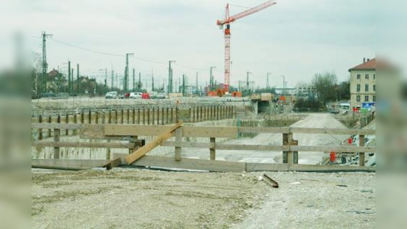Überall in Pasing brummt der Bau. Nur an den Pasing Arcaden ist Stille eingekehrt. „Wir werden erst im Frühjahr 2011 eröffnen“, sagte ein Unternehmenssprecher. (Foto: US)