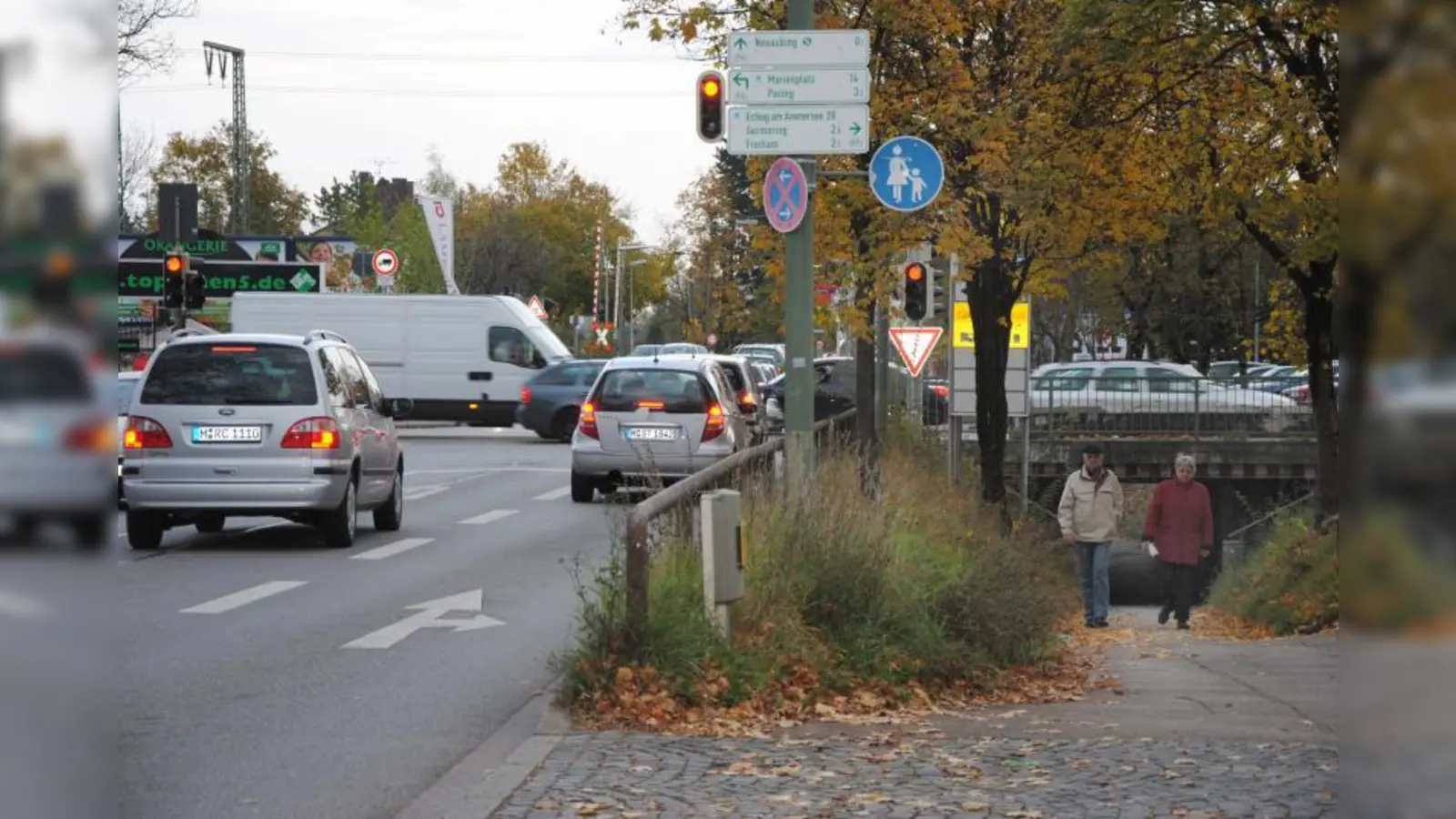 Bisher gibt es für Fußgänger nur die schmale, dunkle Unterführung, um zwischen Limes- und Brunhamstraße über die Bodenseestraße zu kommen. (Foto: Eva Schraft)