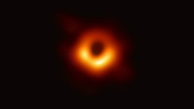 Das Bild zeigt das schwarze Loch im Zentrum einer massereichen Galaxie. Dieses schwarze Loch liegt 55 Millionen Lichtjahre von der Erde entfernt und hat eine Masse, die 6,5 Milliarden Mal größer ist als die der Sonne. (Foto: EHT Collaboration)